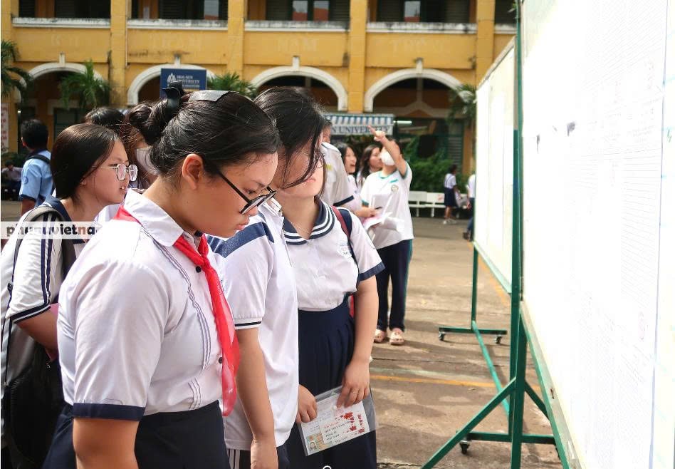 Chùm ảnh: Hơn 76.000 thí sinh tại TPHCM làm thủ tục dự thi vào lớp 10- Ảnh 1.