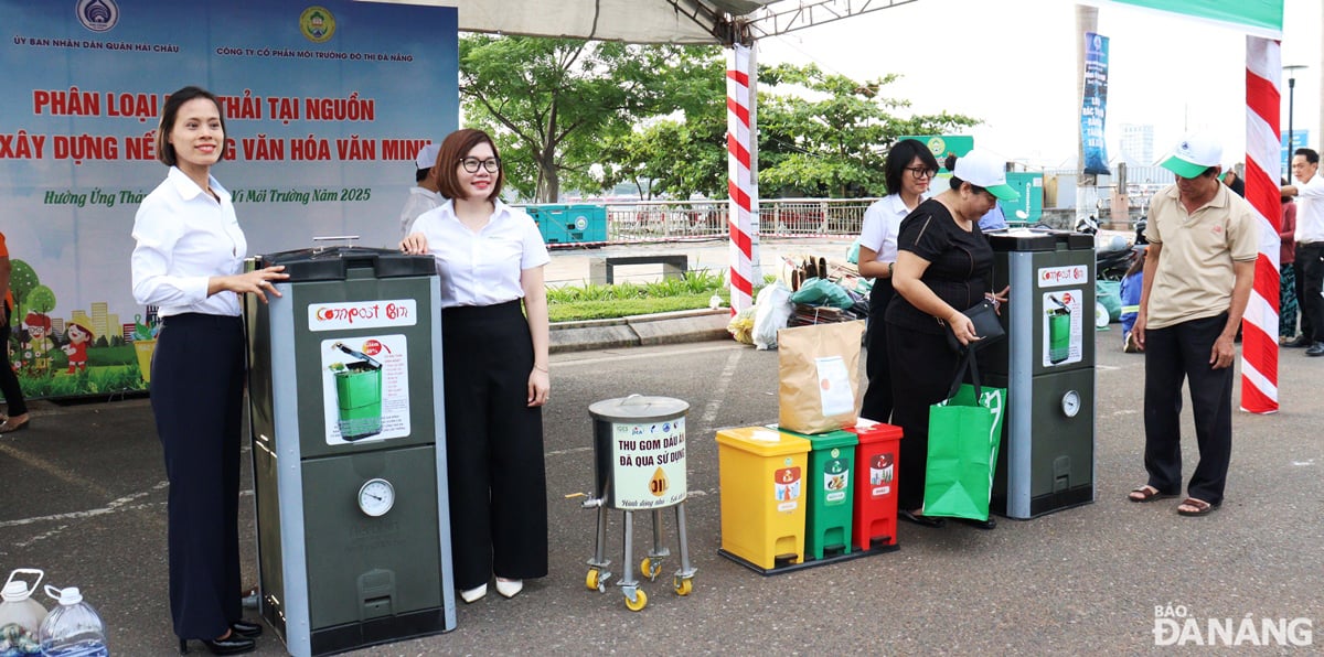 Công ty CP Môi trường đô thị Đà Nẵng giới thiệu các thiết bị thu gom, phân loại, xử lý các loại rác. Ảnh: HOÀNG HIỆP