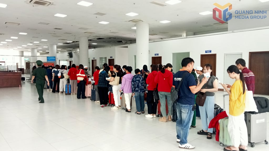 Khách du lịch xuất cảnh sang Trung Quốc qua Lối thông quan cửa khẩu Cầu Bắc Luân II