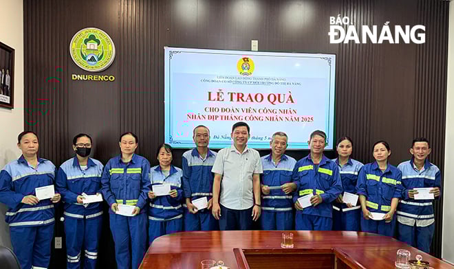 Công đoàn Công ty CP môi trường Đô thị Đà Nẵng tặng quà cho đoàn viên Công đoàn trong tháng 5-2025.  Ảnh: TRỌNG HÙNG