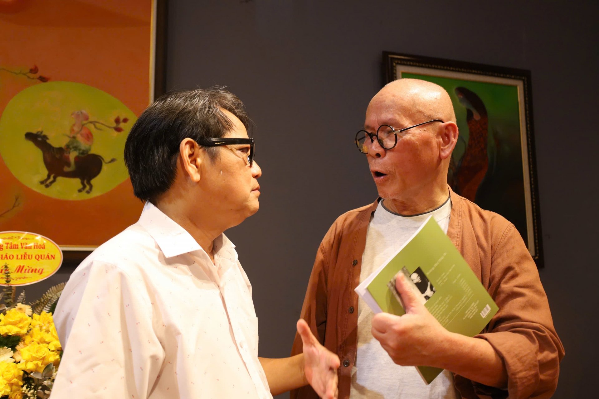 Nhà thơ, họa sĩ Hoàng Như Thủy An và bạn bè tại triển lãm 