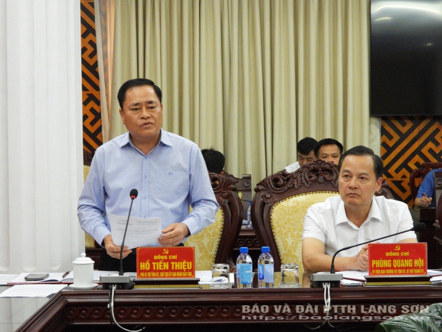 Đồng chí Hồ Tiến Thiêu, Phó Bí thư Tỉnh ủy, Chủ tịch UBND tỉnh phát biểu tại hội nghị