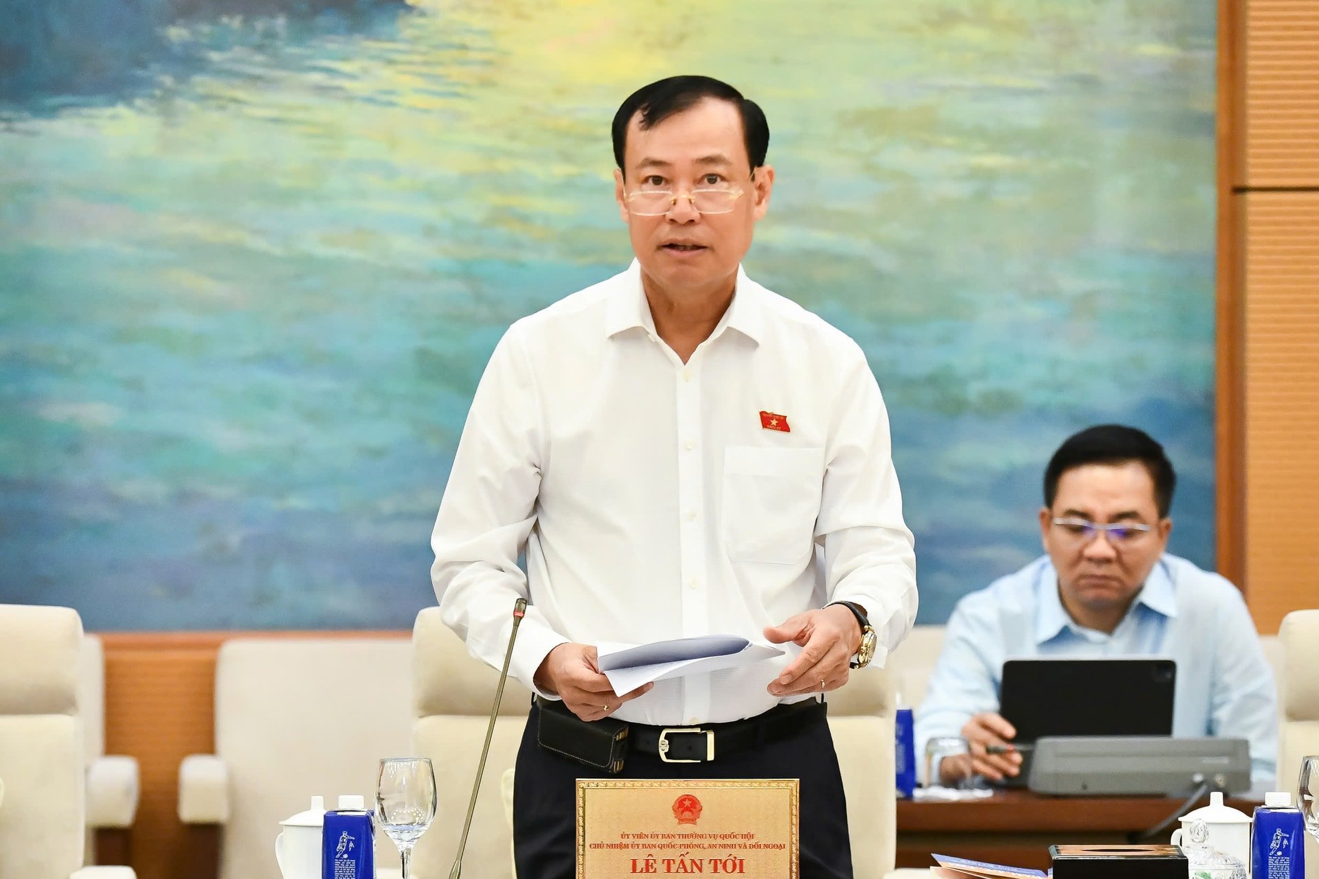 Chủ nhiệm Ủy ban Quốc phòng, An ninh và Đối ngoại của Quốc hội Lê Tấn Tới trình bày báo cáo. Ảnh: media.quochoi.vn