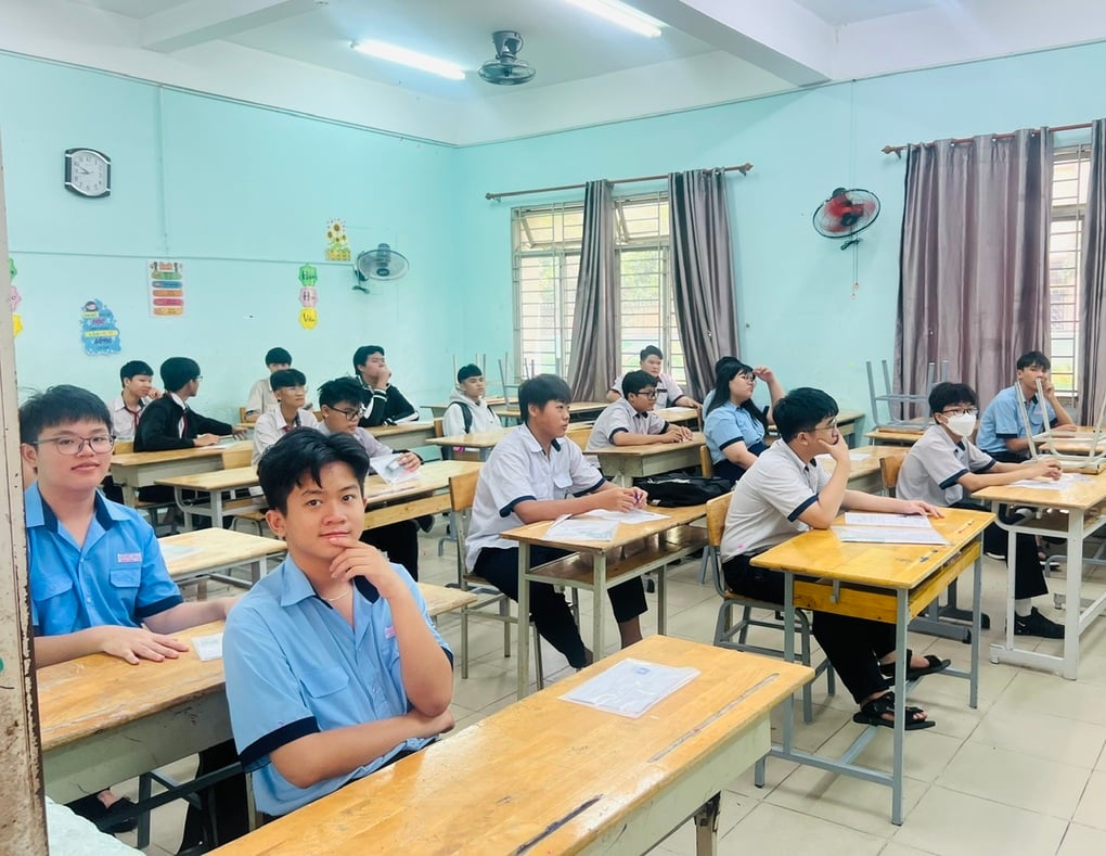 Đi thi trúng phòng toàn con trai, nữ sinh cười: “Sau tha hồ chọn người yêu” - 1