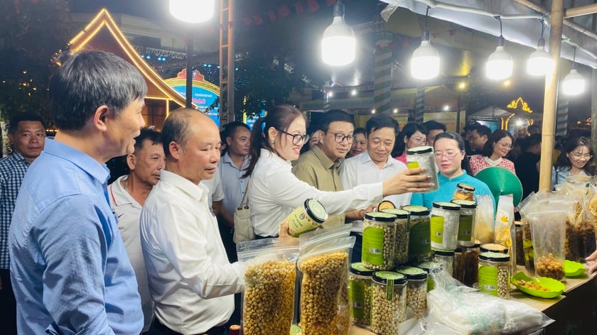 Các đại biểu tham quan các gian hàng và mua sắm sản phẩm tại sự kiện. Ảnh: Ngọc Nga
