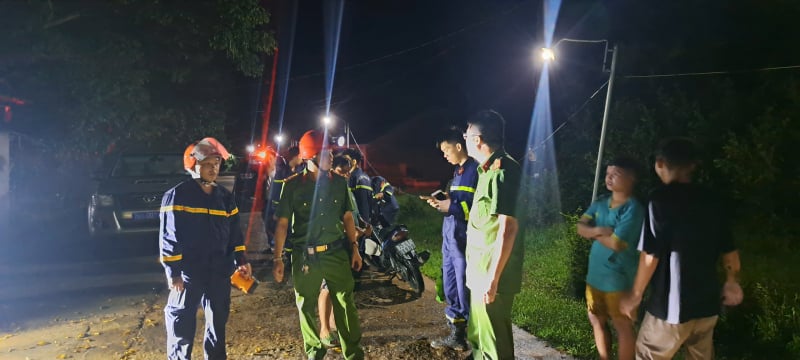 Rescued 4 people trapped in the middle of a stream overnight -0