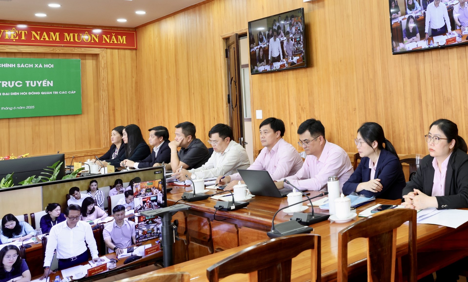 Thành viên Ban đại diện HĐQT NHCSXH tỉnh Lâm Đồng và lãnh đạo các phòng chuyên môn của NHCSXH tỉnh Lâm Đồng, dự Hội nghị tại điểm cầu UBND tỉnh Lâm Đồng