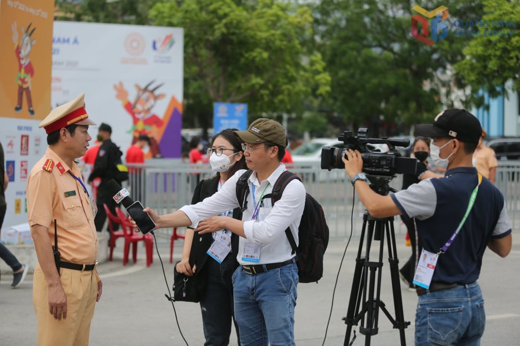 Reporters from the Provincial Media Center work to ensure security, order and traffic safety for the 31st SEA Games event held in Quang Ninh.