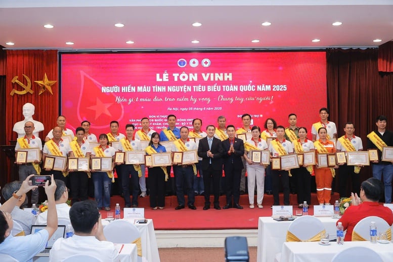 Tôn vinh 100 người hiến máu tình nguyện tiêu biểu toàn quốc năm 2025- Ảnh 1.