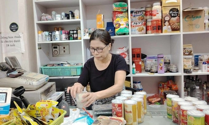 Cô Nguyễn Thị Xuân, chủ tiệm tạp hóa trên đường Trần Cung, Bắc Từ Liêm, Hà Nội, ngày 4/6. Ảnh: Thuỷ Trương