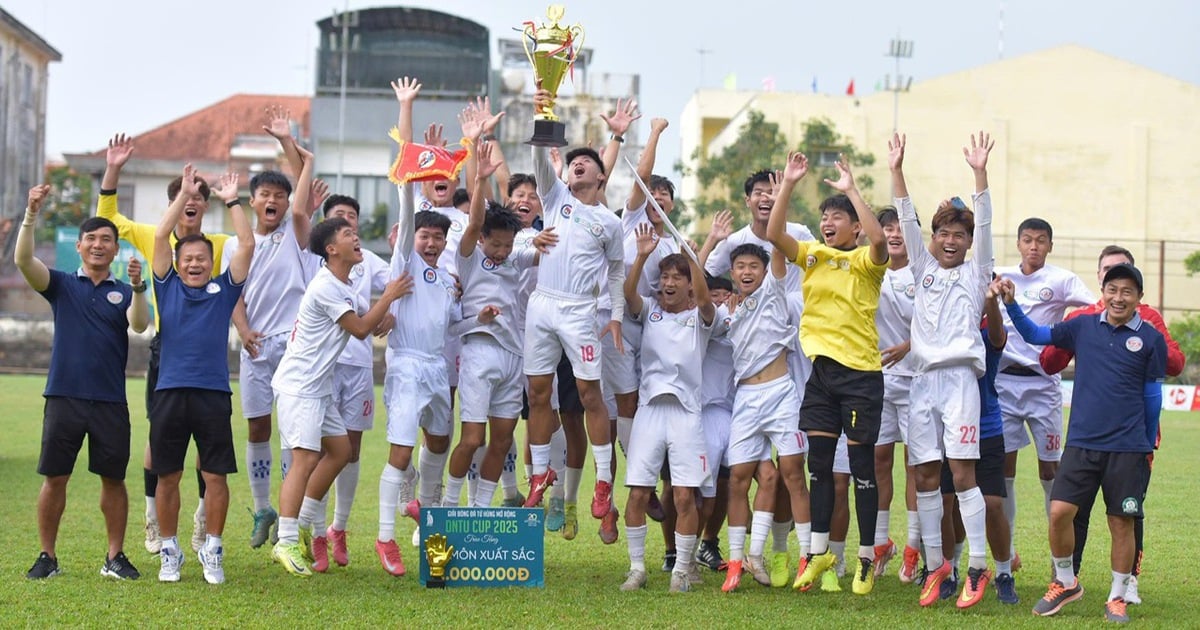 2 halves of joy and sadness of the former Saigon Port player, surprised with the DNTU award