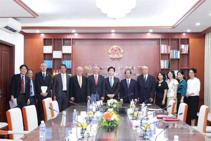 Bộ trưởng Nguyễn Kim Sơn và ngài Takebe Tsutomu cùng thành viên hai bên