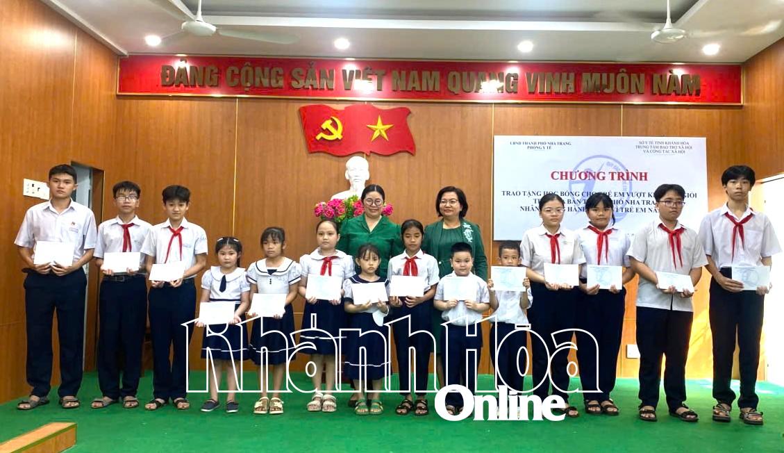 Trung tâm Bảo trợ xã hội và Công tác xã hội tỉnh trao học bổng cho trẻ em TP. Nha Trang.