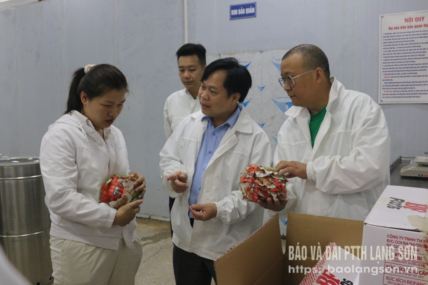 Đoàn kiểm tra kiểm tra các thông tin trên bao bì sản phẩm