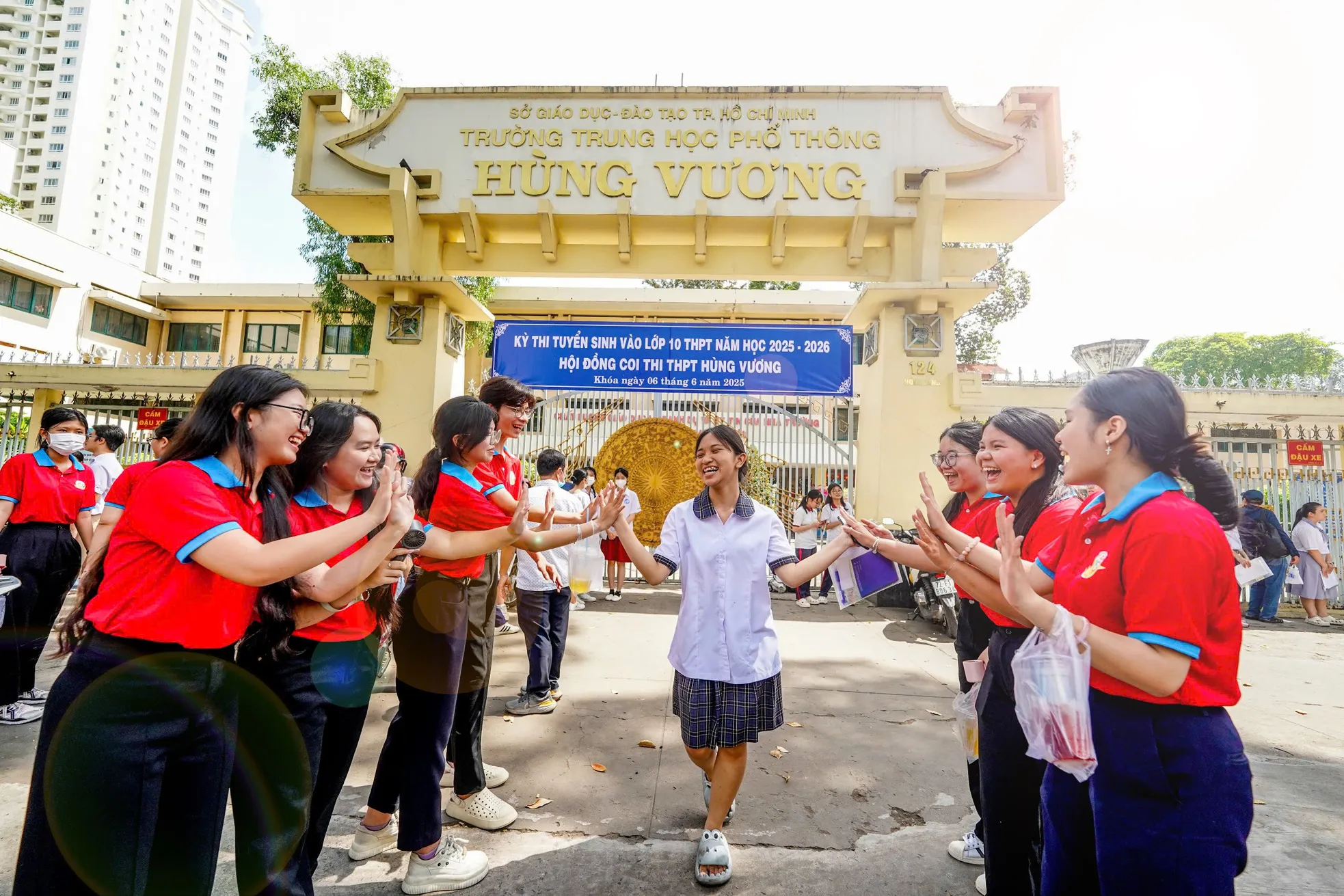 Hơn 70.000 thí sinh TPHCM làm thủ tục thi vào lớp 10 ảnh 1