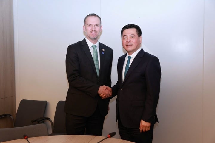 Trưởng Đại diện Thương mại Mỹ Jamieson Greer, Trưởng đoàn đàm phán Mỹ và Bộ trưởng Nguyễn Hồng Diên.