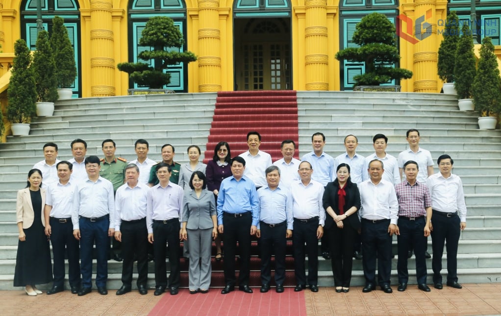 Chủ tịch nước chụp ảnh cùng đoàn đại biểu Ban Thường vụ Tỉnh ủy Quảng Ninh. 