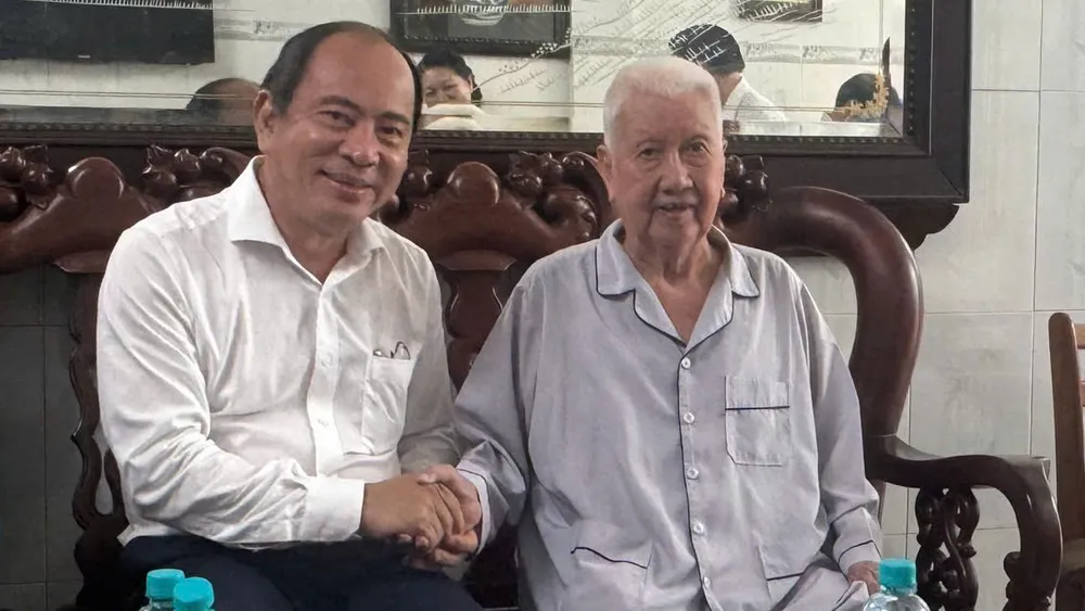សាស្ត្រាចារ្យរង វេជ្ជបណ្ឌិត វេជ្ជបណ្ឌិត Tang Chi Thuong ប្រធានមន្ទីរសុខាភិបាលទីក្រុងហូជីមិញ បានអញ្ជើញទៅសួរសុខទុក្ខ និងជូនពរលោក Le Van Ngu អាយុយឺនយូរ។