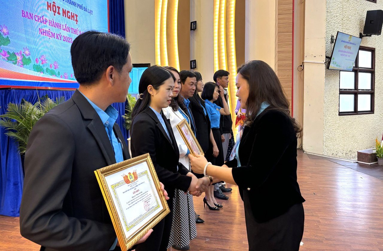 Tặng giấy khen cho các cá nhân co thành tích xuất sắc trong phong trào công nhân và xây dựng Công đoàn