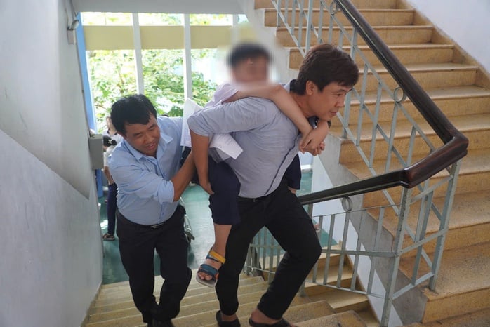 Bị teo cơ tủy, nam sinh được cõng vào phòng thi  - Ảnh 2.