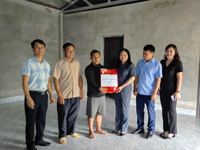 Huyện nghèo của Yên Bái về đích xóa nhà tạm, nhà dột nát ảnh 2