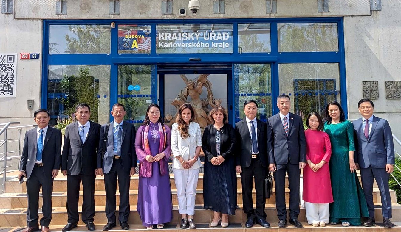 Phó Chủ tịch thường trực UBND tỉnh Lê Tấn Hổ chụp ảnh lưu niệm cùng các thành viên tham gia buổi làm việc với Chính quyền tỉnh Karlovy Vary. Ảnh: MỸ LUẬN