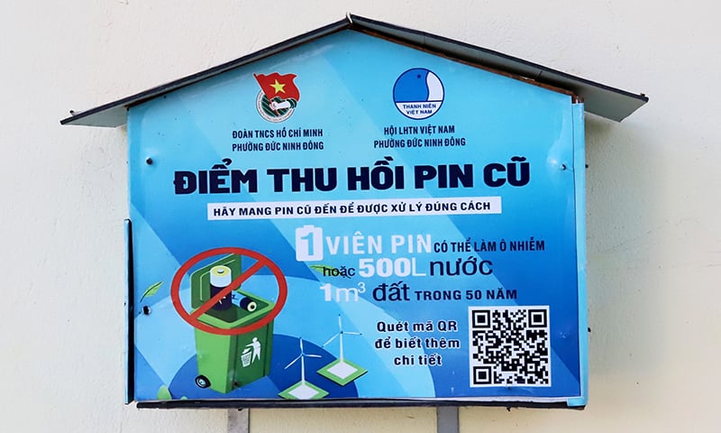  Khách hàng đưa pin cũ đến “Ngôi nhà của pin” tại Cửa hàng thực phẩm sạch An Nông Farm.