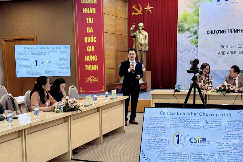 Đại diện Ban Thư ký Chương trình giới thiệu chi tiết về Quy chế tổ chức Chương trình và cơ cấu Ban tổ chức Chương trình. (Ảnh: PV)