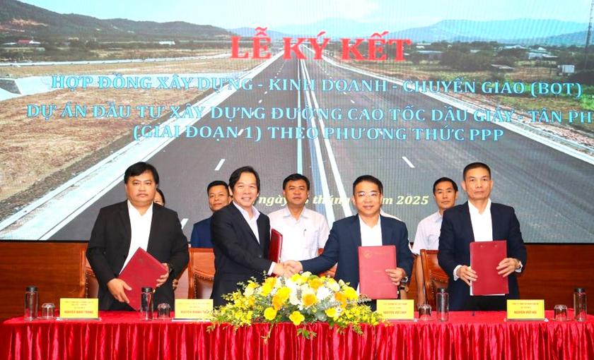 Lãnh đạo Cục Đường bộ Việt Nam ký kết hợp đồng với nhà đầu tư.