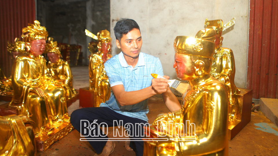 Sơn thếp vàng sản phẩm tượng thờ tại xưởng gia đình anh Nguyễn Gia Bằng, thôn Hổ Sơn, xã Liên Minh.