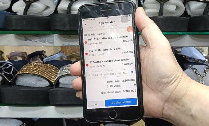 Tiểu thương chợ An Đông tập xuất hoá đơn điện tử. Ảnh: Thi Hà