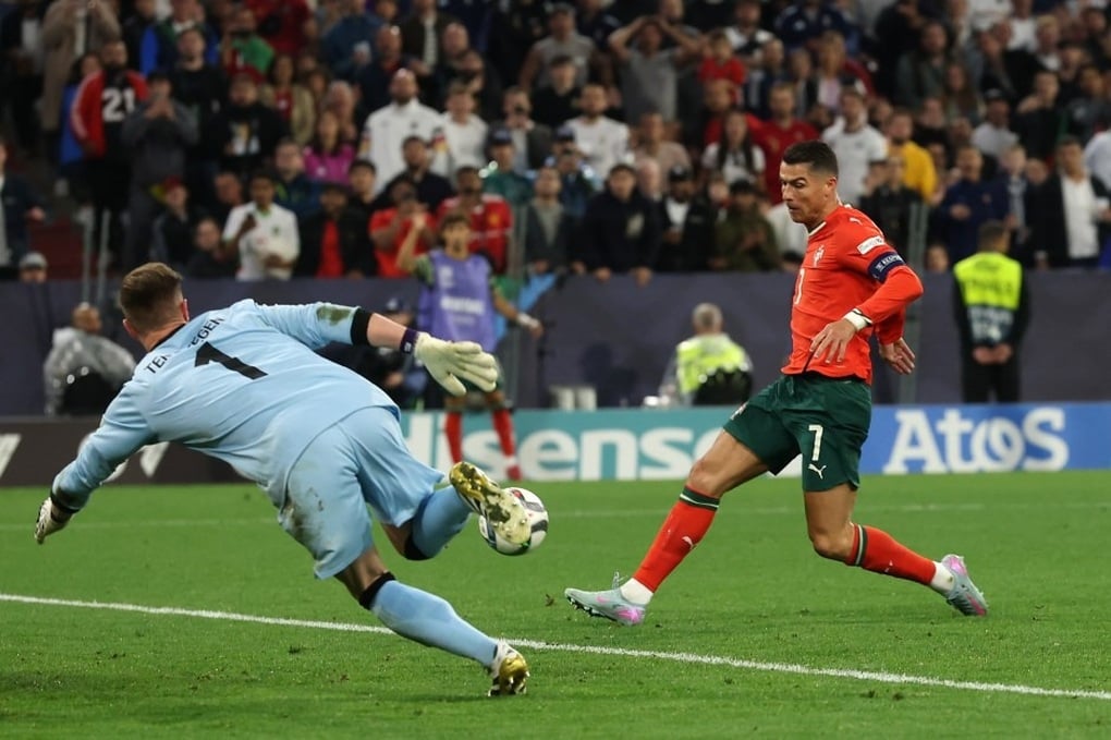 Ronaldo đi vào lịch sử sau khi giúp tuyển Bồ Đào Nha đánh bại Đức - 1