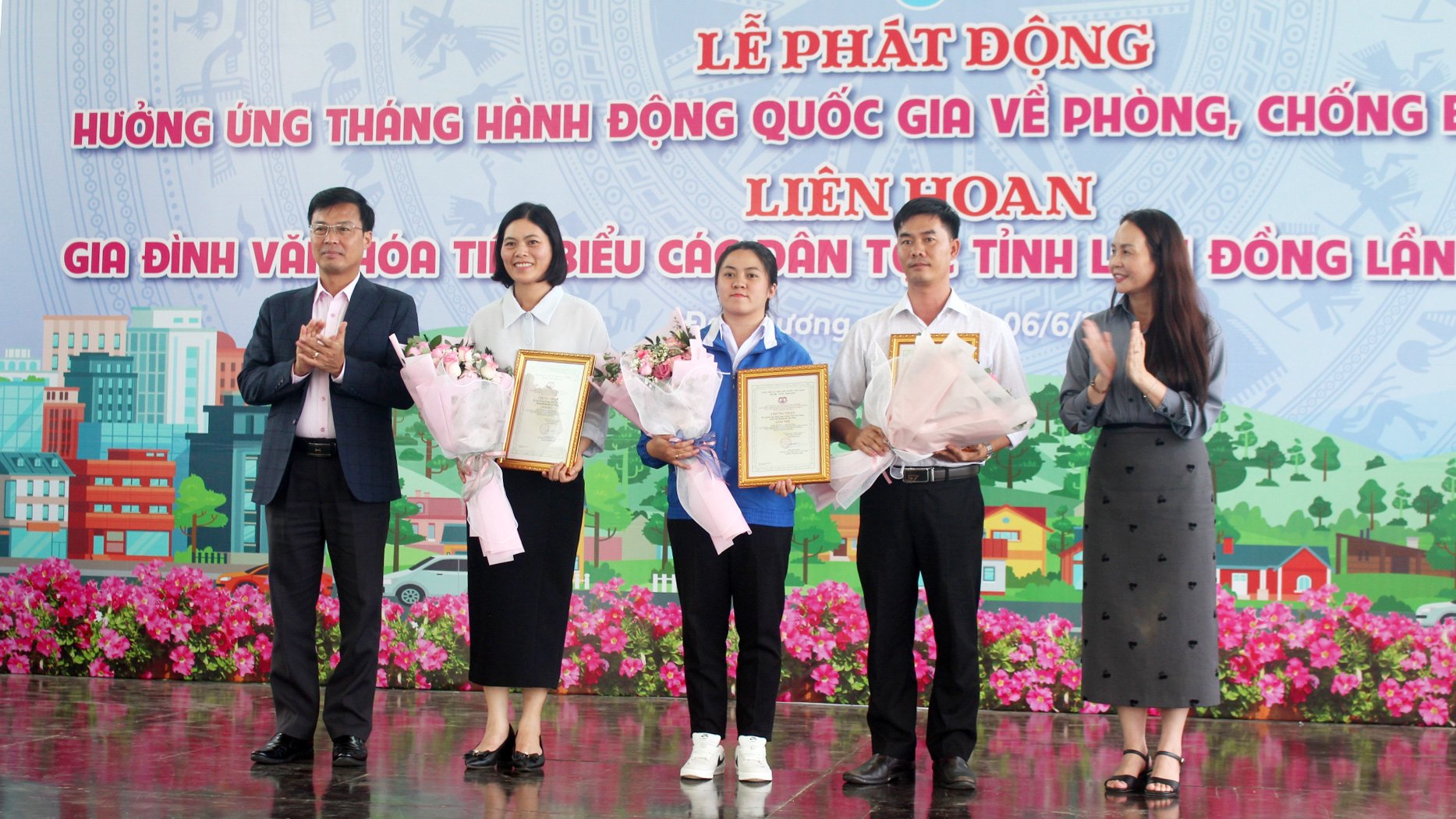 Trao giải thưởng Cuộc thi tìm hiểu Luật Phòng chống bạo lực gia đình cho các tập thể