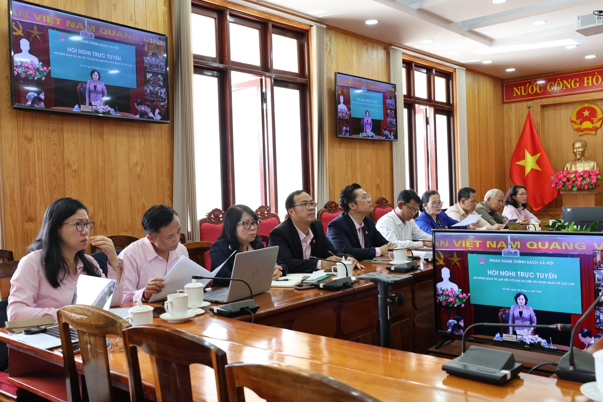 Lãnh đạo các tổ chức chính trị xã hội, Ban Giám đốc và lãnh đạo các phòng chuyên môn của NHCSXH tỉnh Lâm Đồng, dự Hội nghị tại điểm cầu UBND tỉnh Lâm Đồng