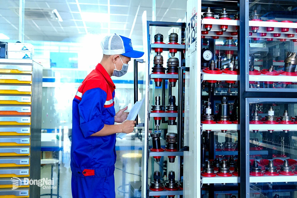 Huynh Duc Production, Trade and Service Company Limited (Bien Hoa city) invested to innovate machinery and production technology. Photo: V.Gia