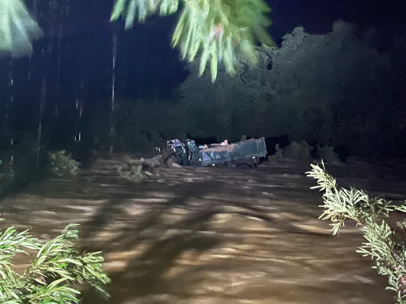 Rescued 4 people trapped in the middle of a stream overnight -0