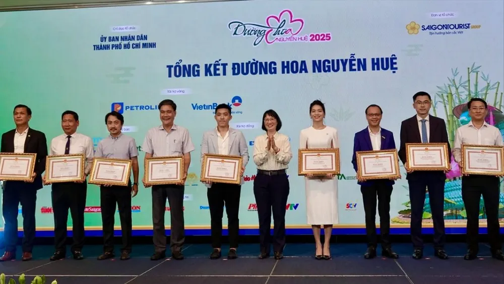 La vice-présidente du Comité populaire de Hô-Chi-Minh-Ville, Tran Thi Dieu Thuy, a remis des certificats de mérite du Comité populaire de Hô-Chi-Minh-Ville aux collectifs qui ont réalisé des réalisations en contribuant et en accompagnant la mise en œuvre de la 22e Rue des fleurs Nguyen Hue - Têt At Ty 2025. Photo : THUY BINH