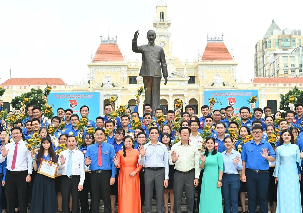 5-6. Báo công lên Bác 1.jpg