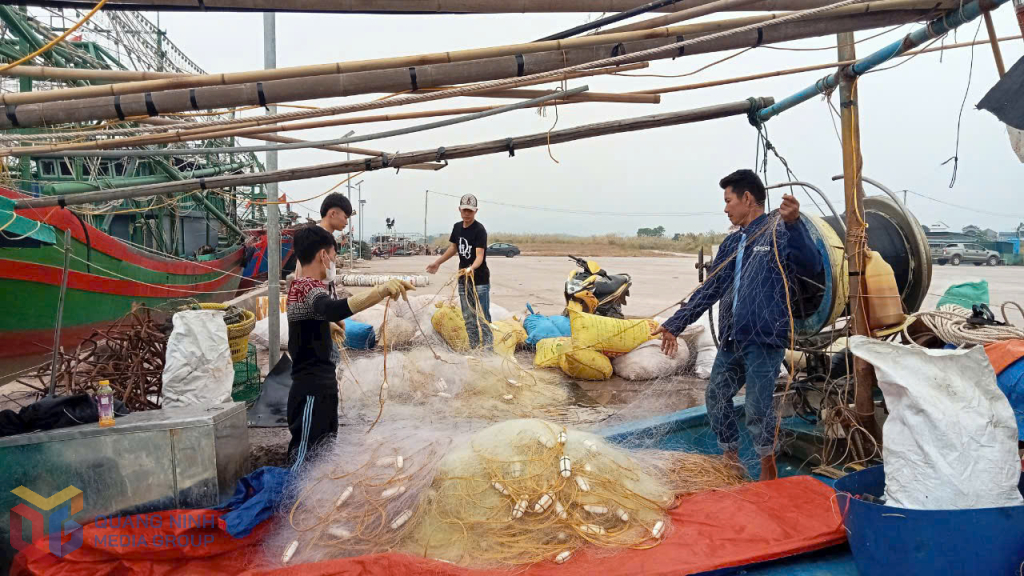 Ngư dân Hải Hà chuẩn bị ngư cụ cho chuyến khai thác. Ảnh: Hữu Việt