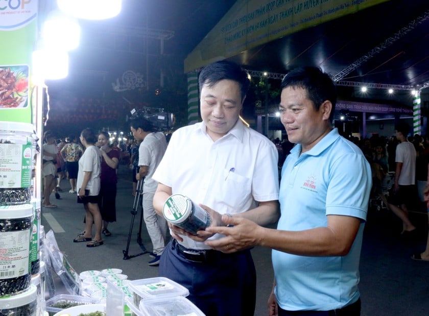 Các đại biểu tham quan các gian hàng và mua sắm sản phẩm tại sự kiện. Ảnh: Ngọc Nga