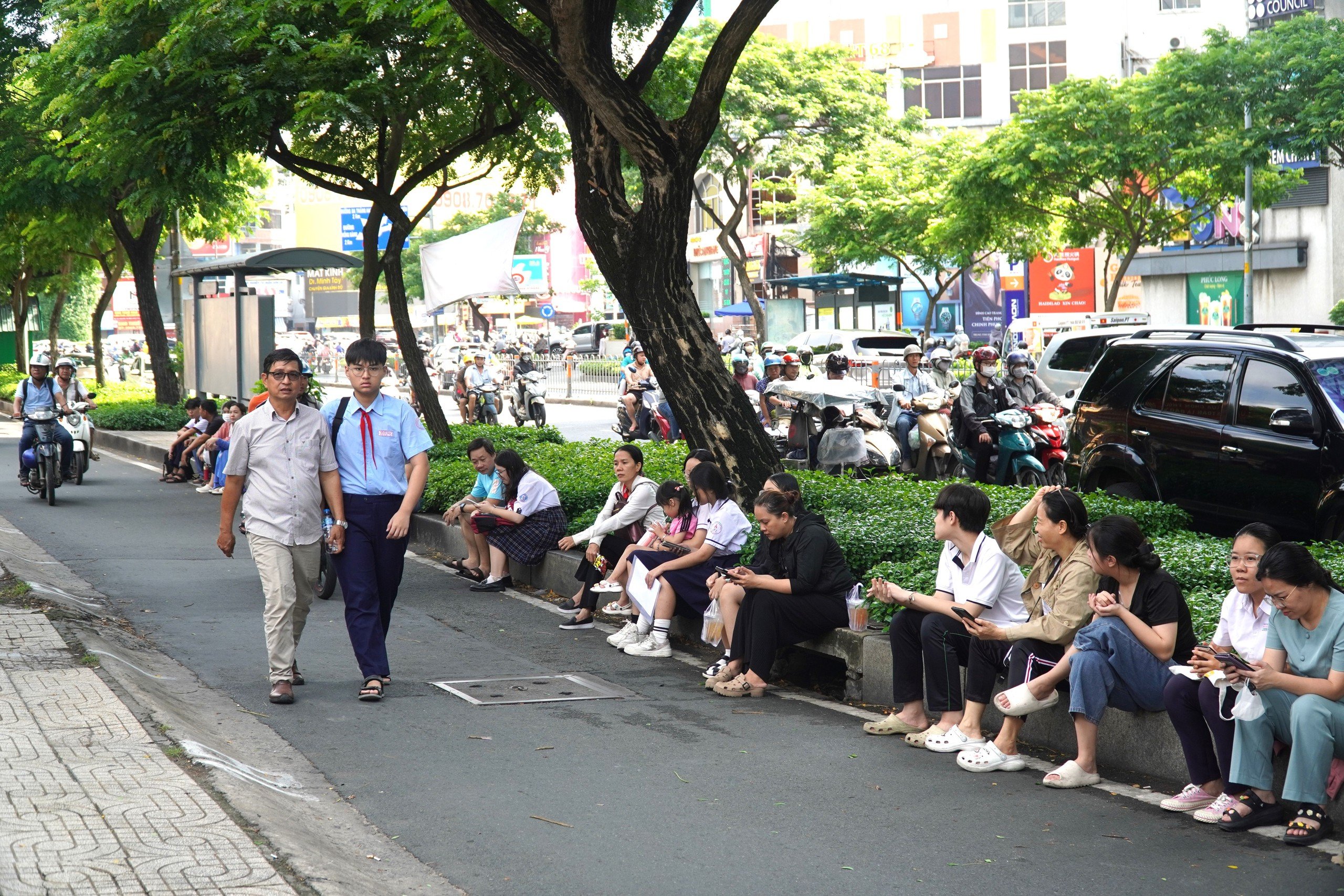 Phụ huynh kéo vali, thuê khách sạn, đưa con đi thi tuyển sinh lớp 10  - Ảnh 5.