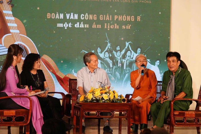 Nghệ sĩ TP HCM xúc động chào đón công trình sách "Đoàn Văn công Giải phóng R- Một dấu ấn lịch sử"- Ảnh 1.