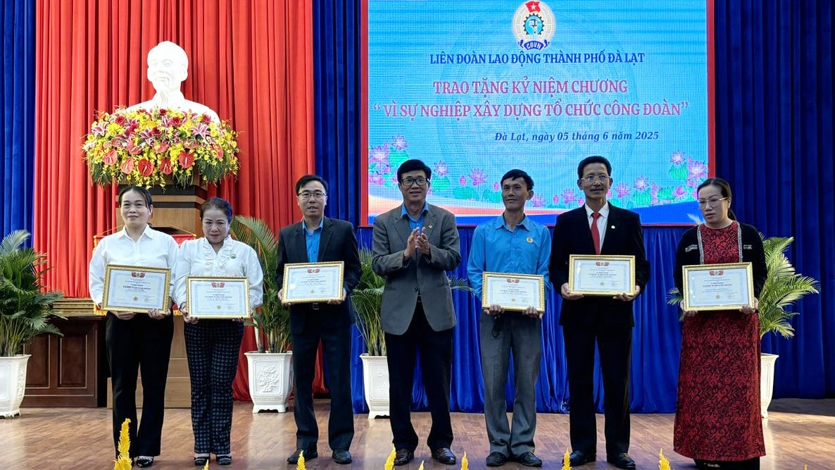 Trao tặng Kỷ niệm chương Vì sự nghiệp xây dựng tổ chức Công đoàn