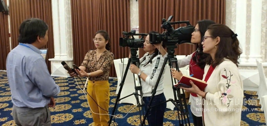 អ្នក​យក​ព័ត៌មាន​នៃ​កាសែត Lang Son និង​ស្ថានីយ​វិទ្យុ និង​ទូរទស្សន៍​បាន​សម្ភាសន៍​មនុស្ស​នៅ​ក្នុង​ព្រឹត្តិការណ៍​នេះ។