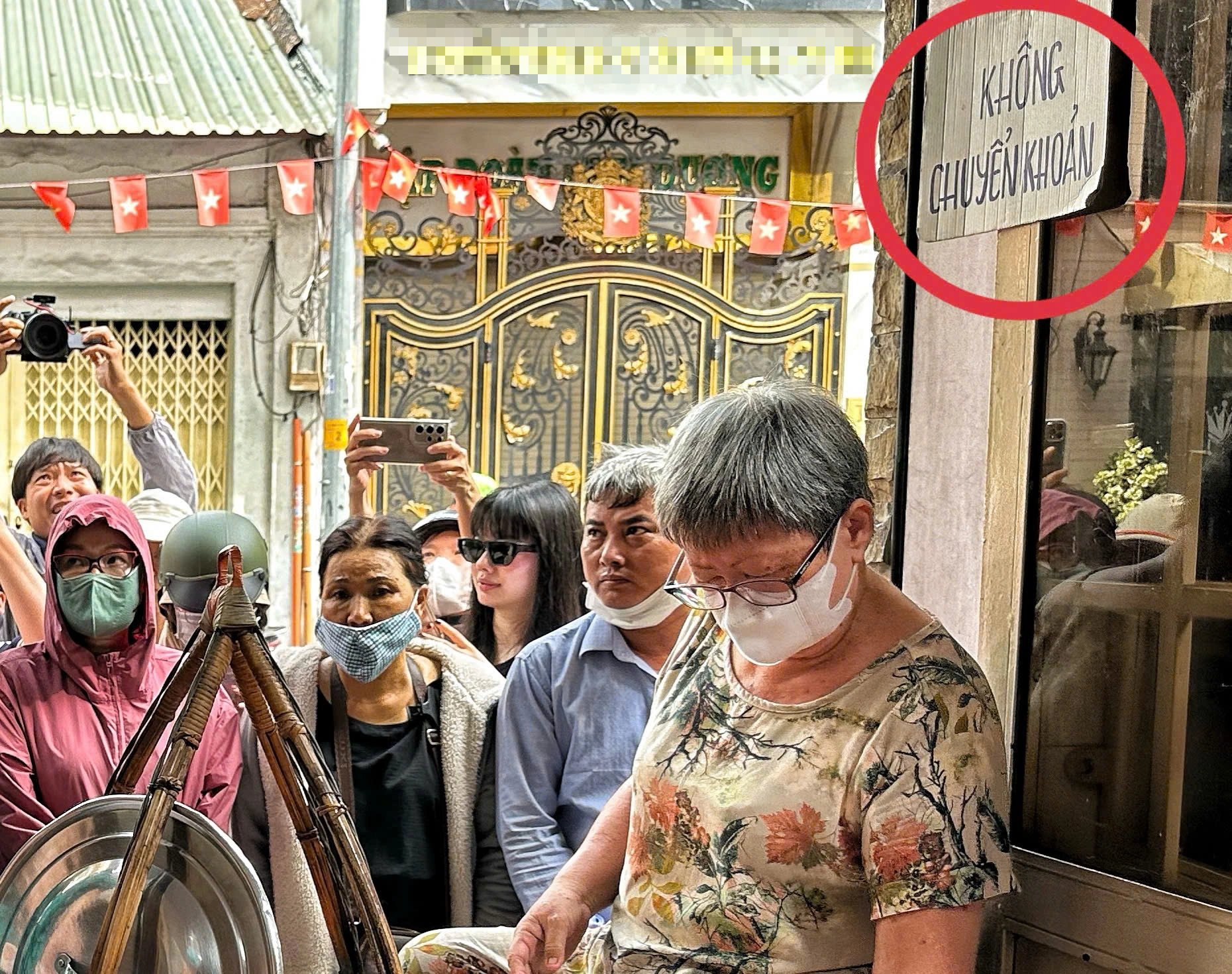 Nhiều hàng quán nổi tiếng TP.HCM 'quyết' không nhận chuyển khoản, vì sao? - Ảnh 1.