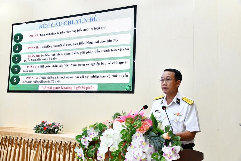 Thượng tá Nguyễn Lương Khuyên, Chính ủy Lữ đoàn 127 thông tin, tuyên truyền về biển, đảo tại Hội nghị (Ảnh: Văn Định)