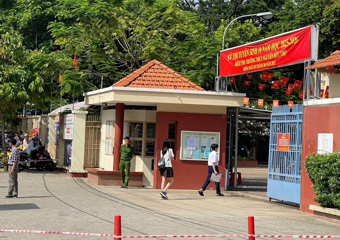 Thí sinh làm thủ tục dự thi lớp 10, đón xem giải đề thi- Ảnh 2.