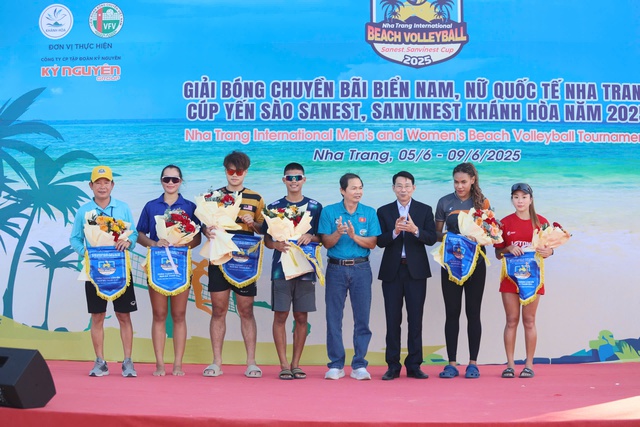 32 VĐV đến từ 6 quốc gia tranh tài tại giải bóng chuyền bãi biển quốc tế Nha Trang- Ảnh 1.
