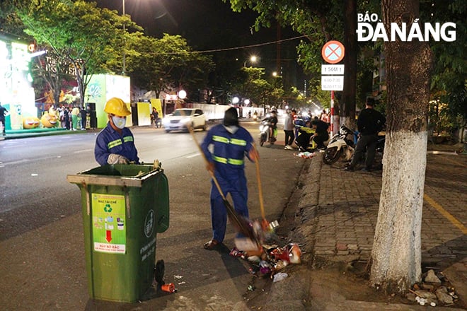 Lực lượng công nhân môi trường đô thị tích cực làm việc trước, trong và sau đêm thi pháo hoa. Ảnh: DIỆP NHƯ
