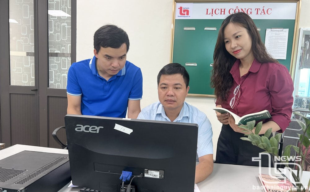 Các phóng viên, biên tập viên của Báo Thái Nguyên đoạt Giải thưởng Báo chí Huỳnh Thúc Kháng tỉnh Thái Nguyên lần thứ nhất - năm 2024 cùng trao đổi thông tin, kinh nghiệm tác nghiệp với đồng nghiệp.